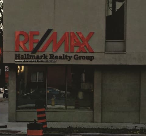 RE/MAX Hallmark Realty Group – Building signage